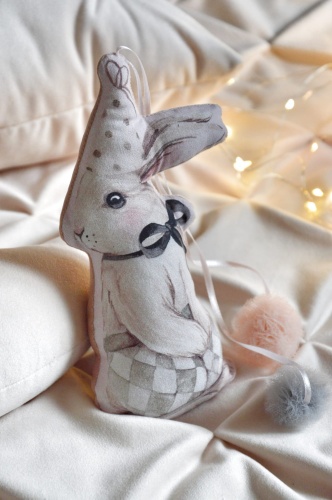 króliczek w spodenkach siedzący