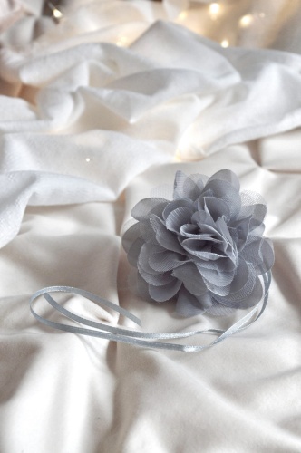 zawieszka kwiatek szary